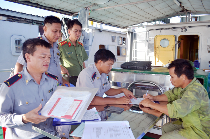 Lực lượng chức năng kiểm tra xử lý việc sử dụng lồng bát quái để khai thác thủy sản tại vùng biển huyện Vân Đồn . Ảnh : Việt Hóa