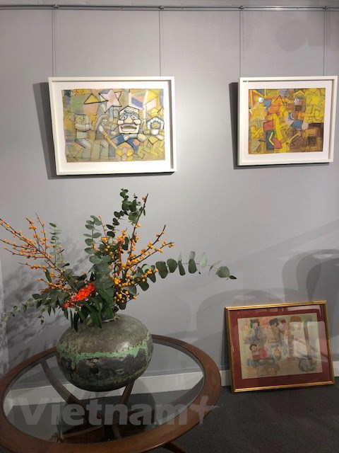 Tranh của họa sỹ Nguyễn Tư Nghiêm trưng bày tại phòng triển lãm tranh tại trung tâm London. (Ảnh: Diễm Quỳnh/Vietnam+)