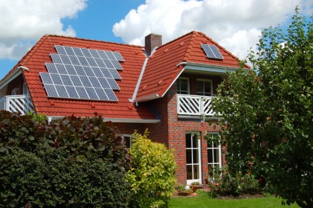 Nếu gia chủ đi vắng cả ngày, việc đầu tư điện mặt trời không thực sự hiệu quả. Ảnh: solarpowerauthority.