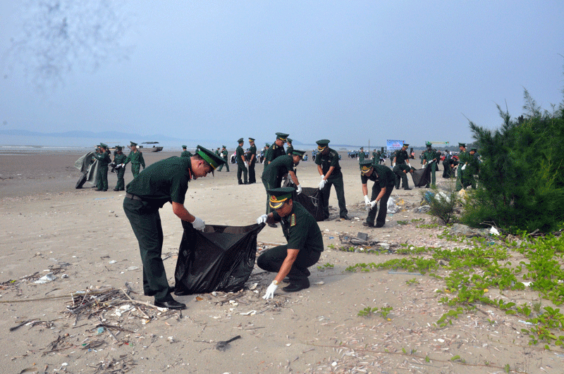 Cán bộ, chiến sĩ các đồn Biên phòng trên địa bàn TP Móng Cái tham gia thu gom rác thải, dọn vệ sinh môi trường.