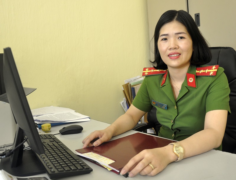 Đại úy Nguyễn Thùy Dung luôn tập trung nghiên cứu, nhằm tham mưu, phục vụ hiệu quả các yêu cầu mà Đảng ủy, lãnh đạo Công an huyện Hoành Bồ đề ra.
