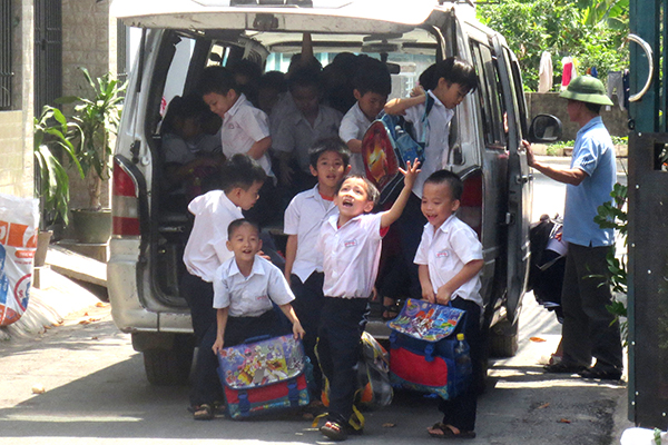 Chiếc xe 16 chỗ nhưng chở trên 20 học sinh tại Trường tiểu học Phan Bội Châu. Ảnh: Báo Đồng Nai