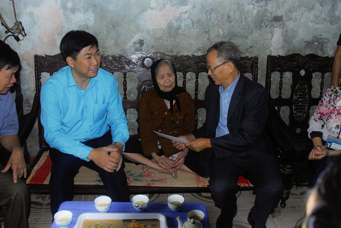 MTTQ tỉnh và Hội NCT tỉnh thăm, tặng quà hộ người cao tuổi có hoàn cảnh khó khăn tại TP Cẩm Phả.