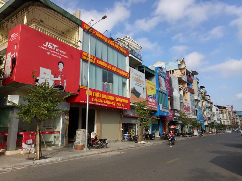 Nhiều biển quảng cáo vi phạm quy định, dựng che kín mặt tiền trên đường Lê Thánh Tông (đoạn qua phường Bạch Đằng).