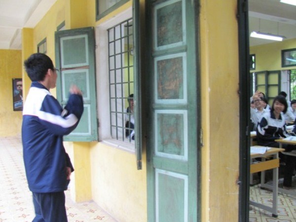 Học sinh bị phạt đứng ngoài của lớp (Ảnh minh họa: PV/Vietnam+)
