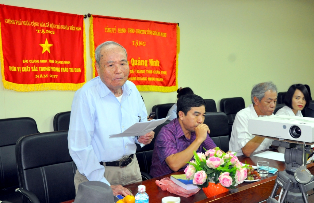 Đồng chí Nguyễn Huy Trợ, Nguyên Tổng Biên tập Báo Quảng Ninh phát biểu ý kiến tại buổi tọa đàm.