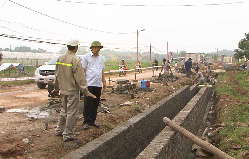 Đồng chí Trần Đức Thắng, Phó Bí thư Thị ủy, Chủ tịch UBND TX Quảng Yên kiểm tra tiến độ thi công tuyến đường tỉnh 331B