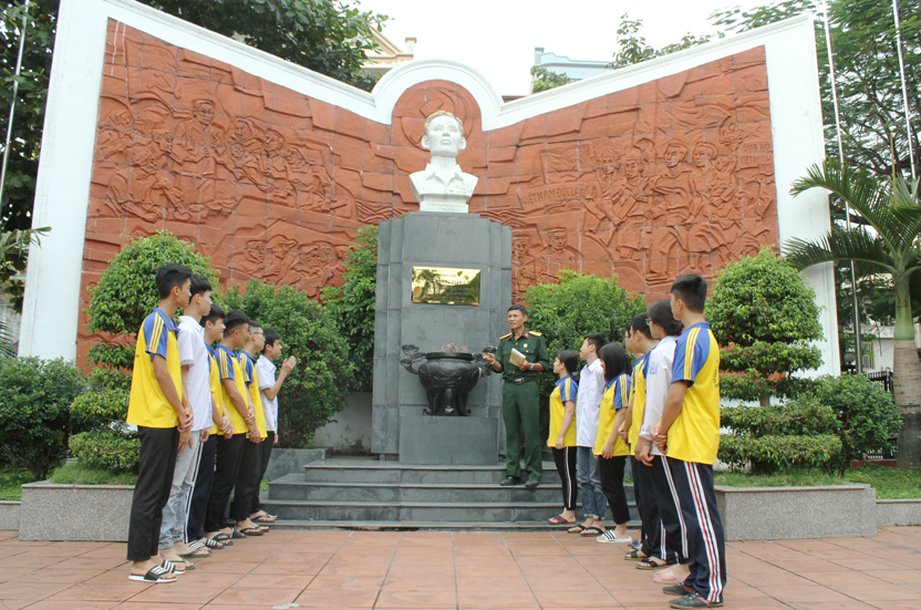 Dâng hương và nói chuyện lịch sử tại tượng đài liệt sĩ Vũ Văn Hiếu (phường Hà Tu, TP Hạ Long).