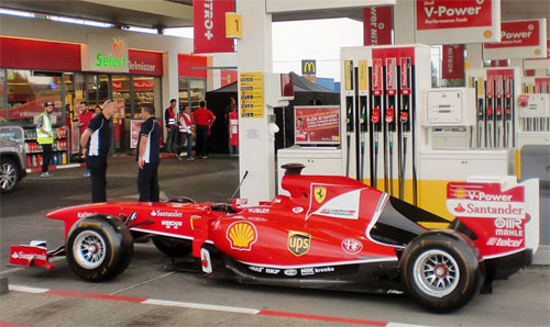 Hợp chất trong nhiên liệu dành cho xe F1 cũng giống trong xăng thương mại, nhưng cách thức pha trộn khác.