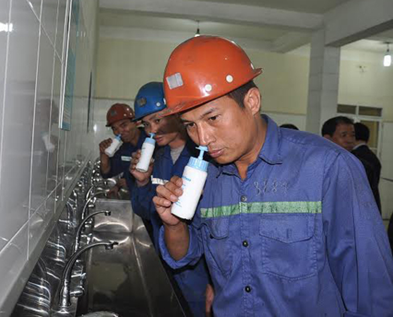 Công ty than Dương Huy đưa hệ thống rửa mũi vào hoạt động nhằm bảo vệ sức khỏe cho thợ lò. 