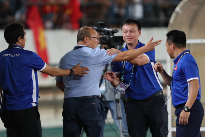 Các thành viên trong ban huấn luyện đội tuyển Việt Nam phải can ngăn HLV Park Hang-seo ở những phút cuối trận đấu với Lào. Ảnh: Đức Đồng.