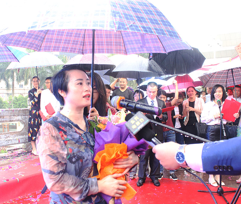 The 10 millionth passenger arriving in Quang Ninh through the Mong Cai-Dongxing international border gate. 
