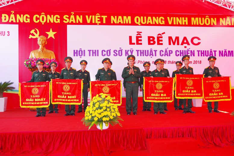 Trung tướng Vũ Hải Sản, Ủy viên Trung ương Đảng, Tư lệnh Quân khu 3, trao cờ cho các đơn vị đoạt giải nhất hội thi.