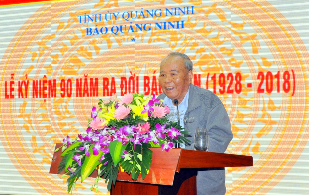Nhà báo Nguyễn Huy Trợ, Nguyên Tổng Biên tập đầu tiên của Báo Quảng Ninh phát biểu, chia sẻ tại lễ kỷ niệm.