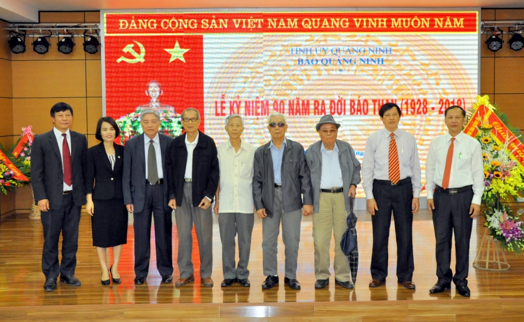 Các thế hệ nhà báo là lãnh đạo của Báo Quảng Ninh qua các thời kỳ cùng chụp ảnh kỷ niệm.