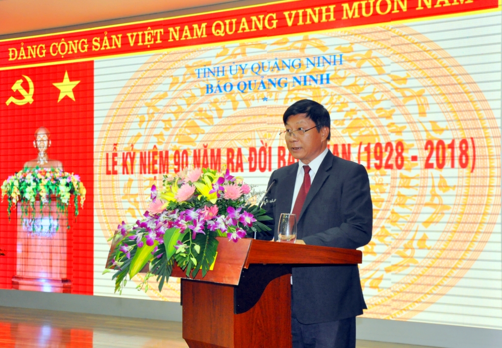 Đồng chí Hoàng Chí Dũng, Phó Tổng Biên tập phụ trách Báo Quảng Ninh đọc diễn văn ôn lại truyền thống 90 năm báo Than.