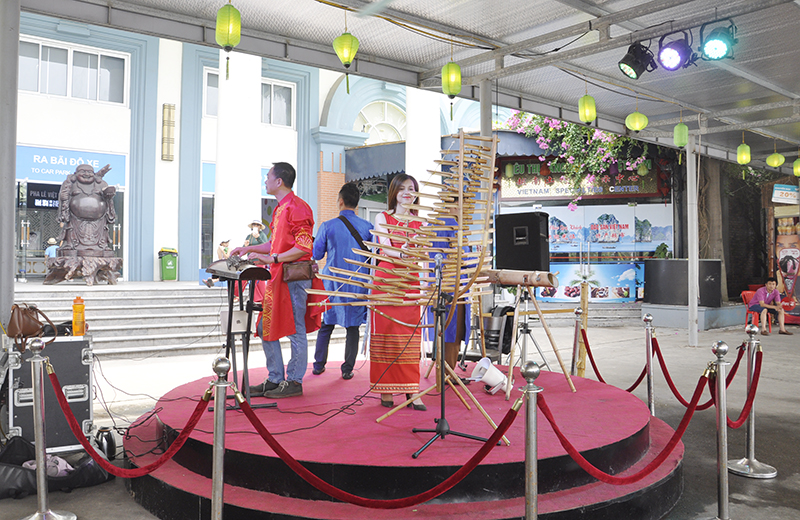 Trình diễn nhạc dân tộc miễn phí phục vụ du khách tại Cảng tàu khách quốc tế Tuần Châu.