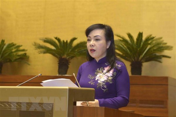 Bộ trưởng Bộ Y tế Nguyễn Thị Kim Tiến trình bày Tờ trình về dự án Luật Phòng, chống tác hại của rượu, bia. (Ảnh: Phương Hoa/TTXVN)