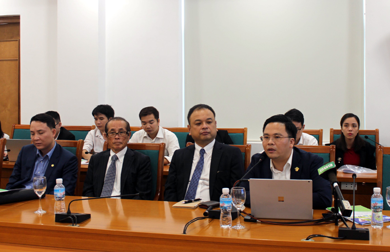 Đại diện Công ty CP Cải thiện Môi trường Nhật - Việt  trỉnh bày kết quả thí điểm xử lý ô nhiễm môi trường tại hồ Hùng Thắng