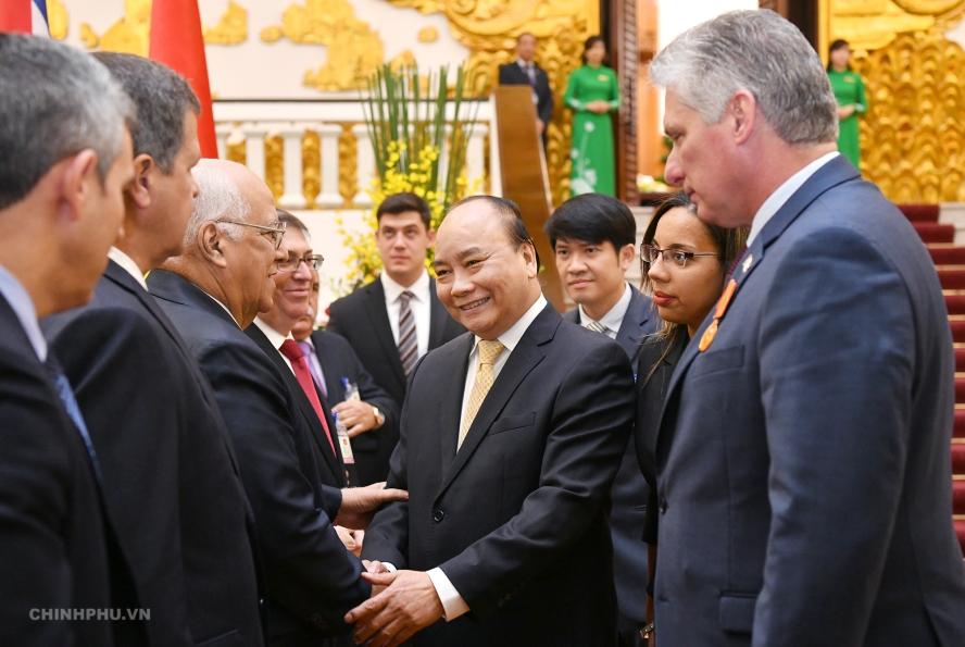 Thủ tướng Nguyễn Xuân Phúc chào đón các vị khách quý Cuba. Ảnh: VGP/Quang Hiếu