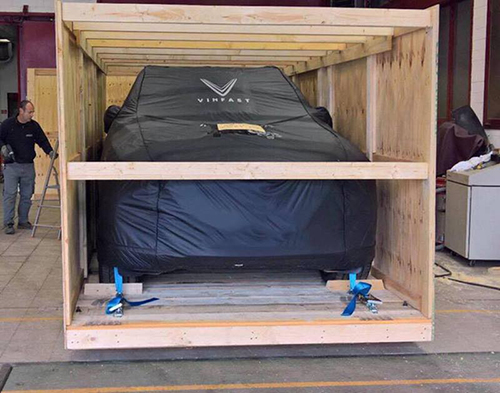 Lux SA2.0 được phủ bạt bảo vệ, vận chuyển trong thùng gỗ. 