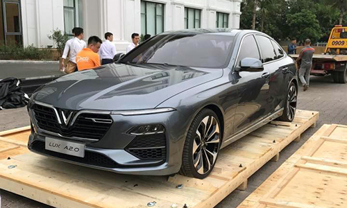 Mẫu sedan Lux A2.0 được tháo dỡ khỏi khung bảo vệ tại khu đô thị Vinhomes, Hà Nội. Ảnh: FB