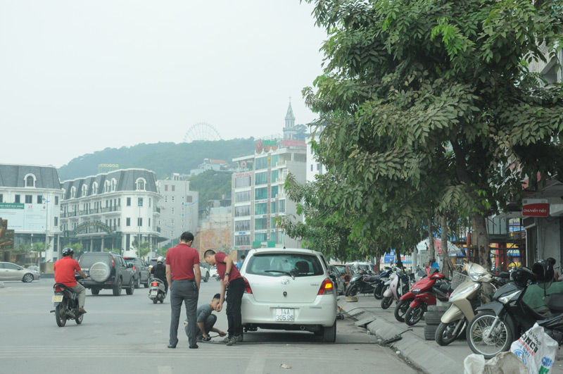 Trên tuyến phố đăng ký dự thi của TP Hạ Long người dân vẫn lấn chiếm, sử dụng lòng đường làm nơi kiinh doanh dịch vụ sửa xe
