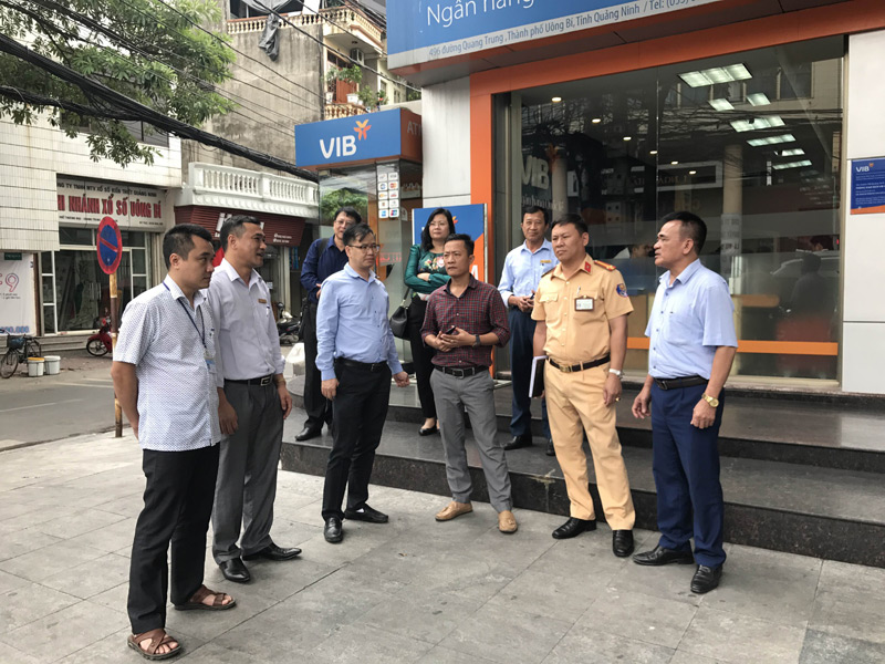 Đoàn kiểm tra liên ngành đi kiểm tra công tác chuẩn bị tuyến phố dự thi ở TP Uông Bí