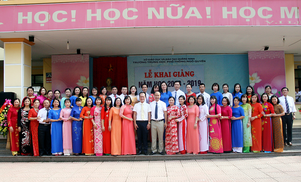 Tập thể cán bộ, giảng viên Trường THPT Ngô Quyền, TP Hạ Long.