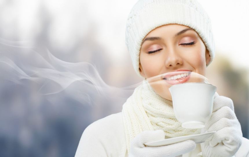Bạn có thể làm ấm người bằng cách uống nước nóng hoặc nước chè, hay cà phê nóng