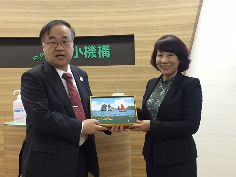 Đồng chí Vũ Thị Thu Thủy tặng quà lưu niệm cho Tổng Giám đốc SME Support Japan.
