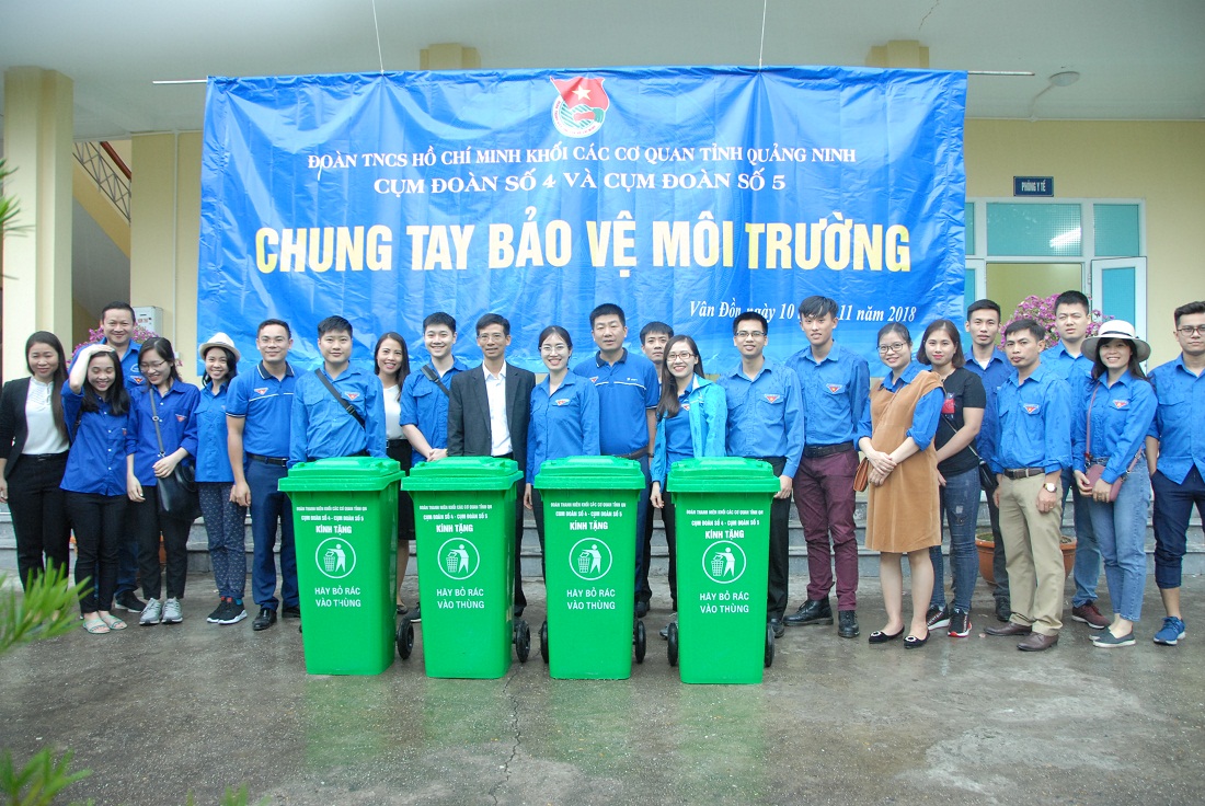 Đoàn tình nguyện trao tặng thùng rác tại trường THCS Đông Xá (xã Đông Xá, huyện Vân Đồn).
