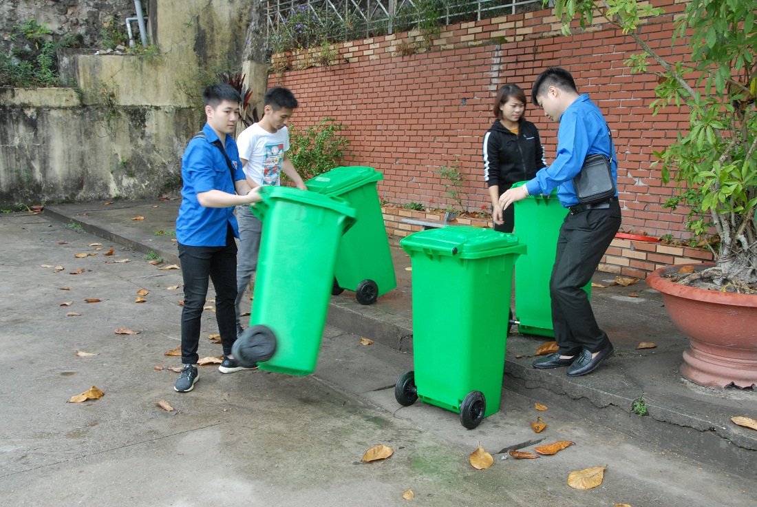 ĐVTN hỗ trợ trường Tiểu học Hạ Long 1 (xã Hạ Long, huyện Vân Đồn) lắp đặt thùng rác công cộng trong khuôn viên trường.