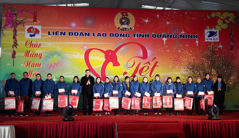 Lãnh đạo tỉnh và Tổng LĐLĐ Việt Nam trao tặng quà Tết cho CNLĐ có hoàn cảnh khó khăn dịp Tết Sum vầy 2018 tại KCN Cái Lân, TP Hạ Long