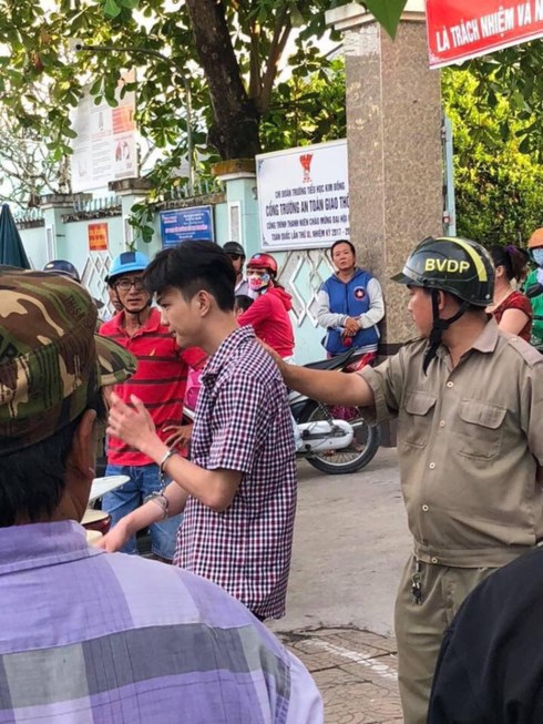 Lưu Văn Khánh bị bắt giữ. Ảnh do người dân cung cấp