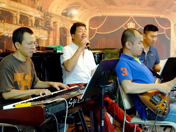 Học trò cưng của nghệ sỹ Quang Thọ - nghệ sỹ Đăng Dương tập với ban nhạc. (Ảnh: VietArt)