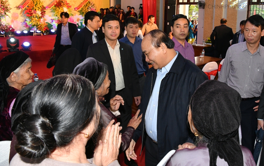 Thủ tướng chào hỏi bà con thôn Nội Ninh đến dự ngày hội đại đoàn kết toàn dân. Ảnh: VGP/Quang Hiếu