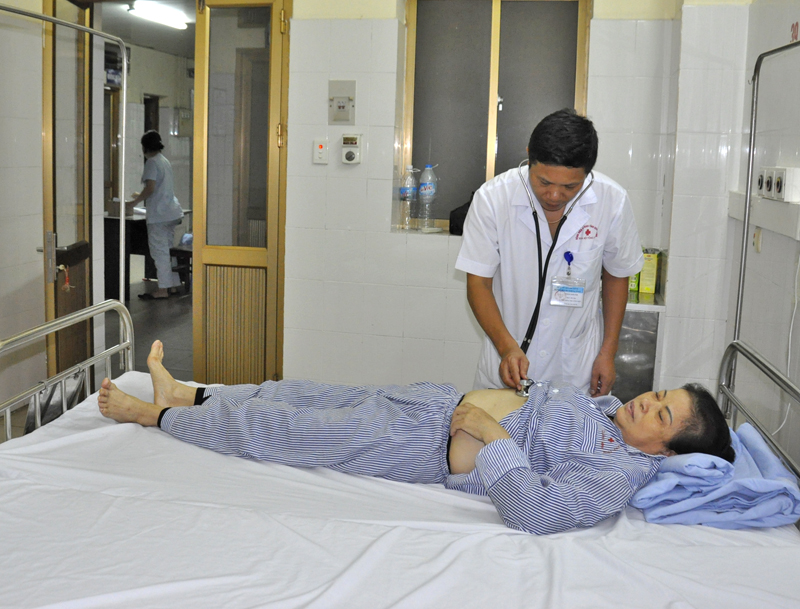 Kiểm tra sức khoẻ cho bệnh nhân đái tháo đường điều trị tại Khoa Nội tổng hợp, Bệnh viện Đa khoa tỉnh.