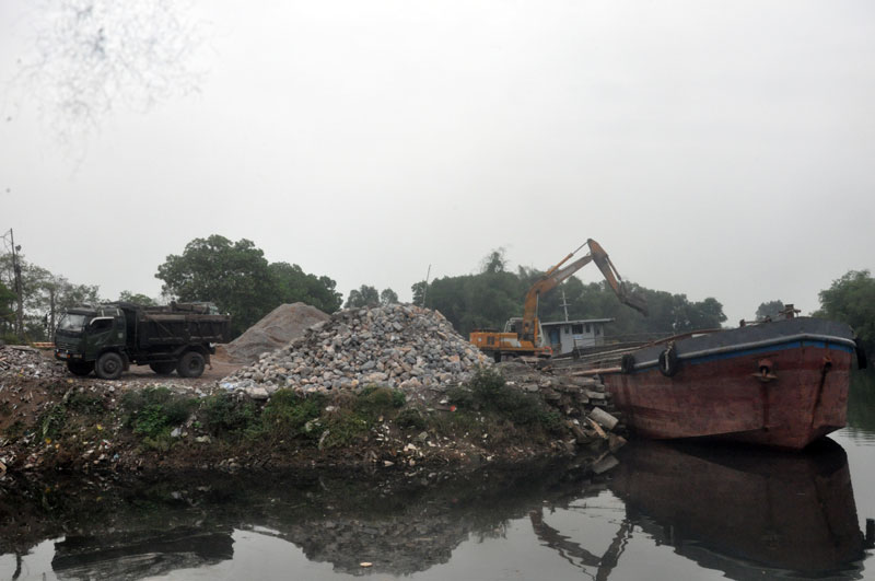 Tại khu vực sông Chùa, xã Hải Xuân có nhiều bến vật liệu xây dựng hoạt động trái phép.