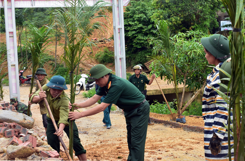 Cán bộ chiến sĩ Ban CHQS huyện Tiên Yên phối hợp tham gia xây dựng NTM kiểu mẫu tại thôn Phài Giác, xã Đại Đực.