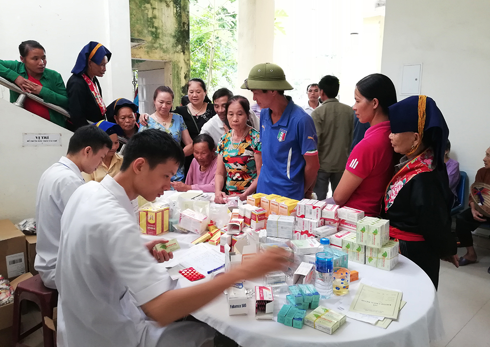 Bệnh viện Đa khoa tỉnh khám chữa bệnh lưu động cho người dân huyện Ba Chẽ