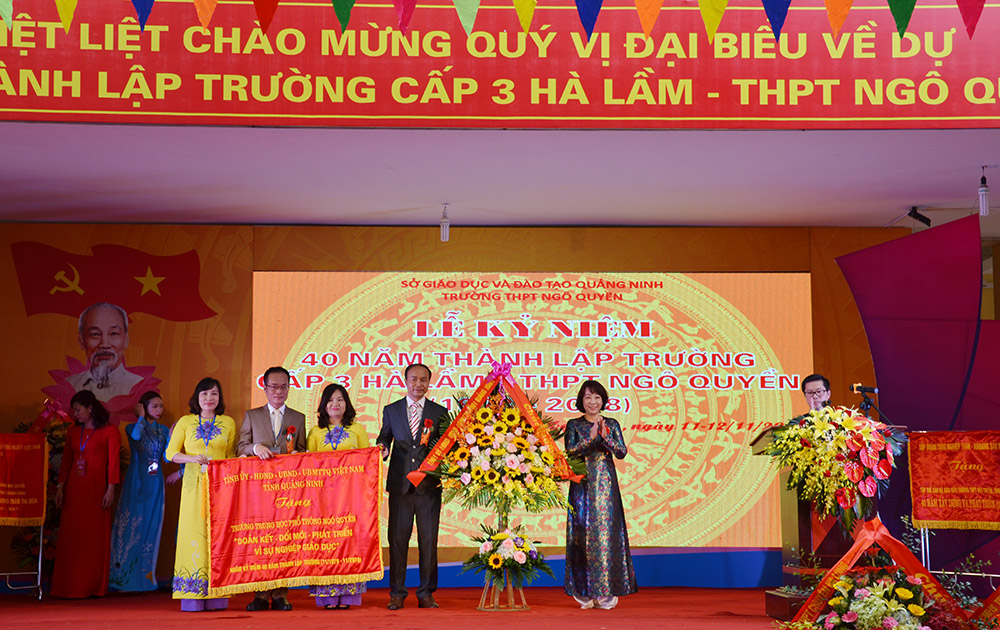 Đồng chí Vũ Thị Thu Thủy, Phó Chủ tịch UBND tỉnh tặng bức trướng của Tỉnh ủy, HĐND, UBND tỉnh cho Trường THPT Ngô Quyền.