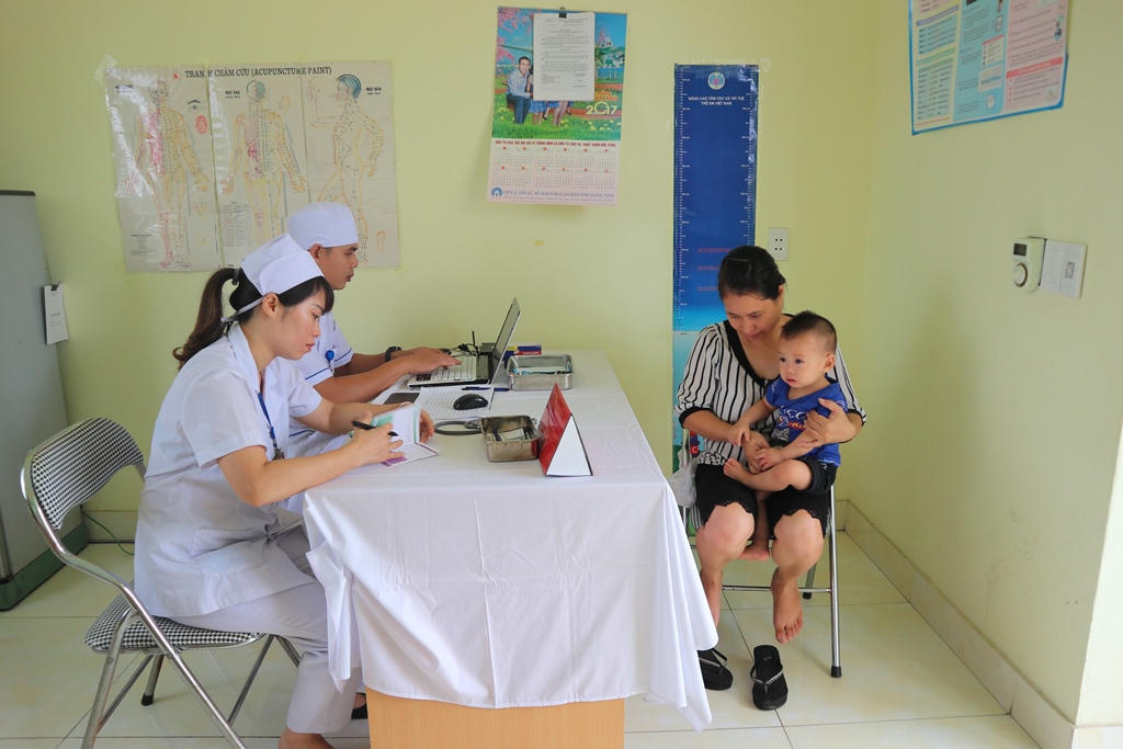 Tư vấn, khám sức khỏe định kỳ cho trẻ em tại Trạm Y tế phường Đức Chính, TX Đông Triều