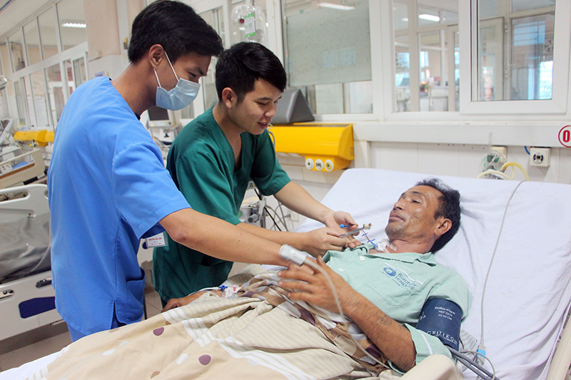 Các bác sĩ Bệnh viện Bãi Cháy thăm khám cho bệnh nhân Vũ Viết Lợi.