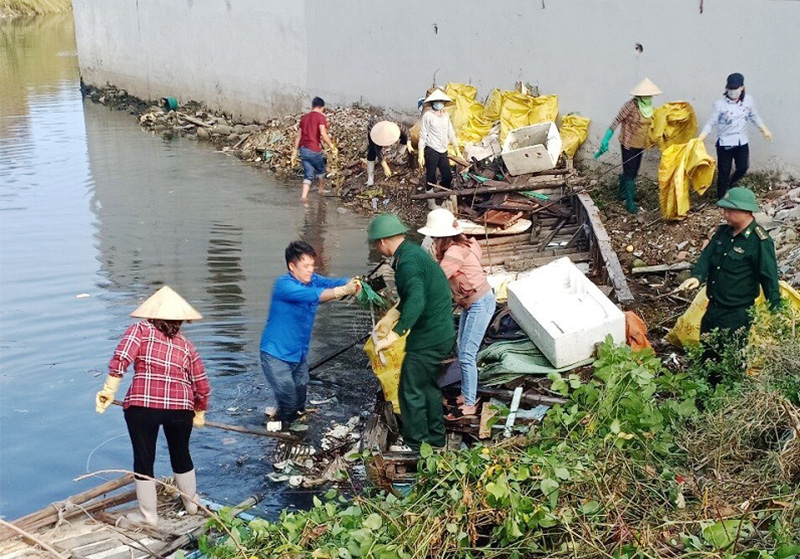 Người dân trên địa bàn huyện Hải Hà tham gia dọn vệ sinh môi trường trên địa bàn.