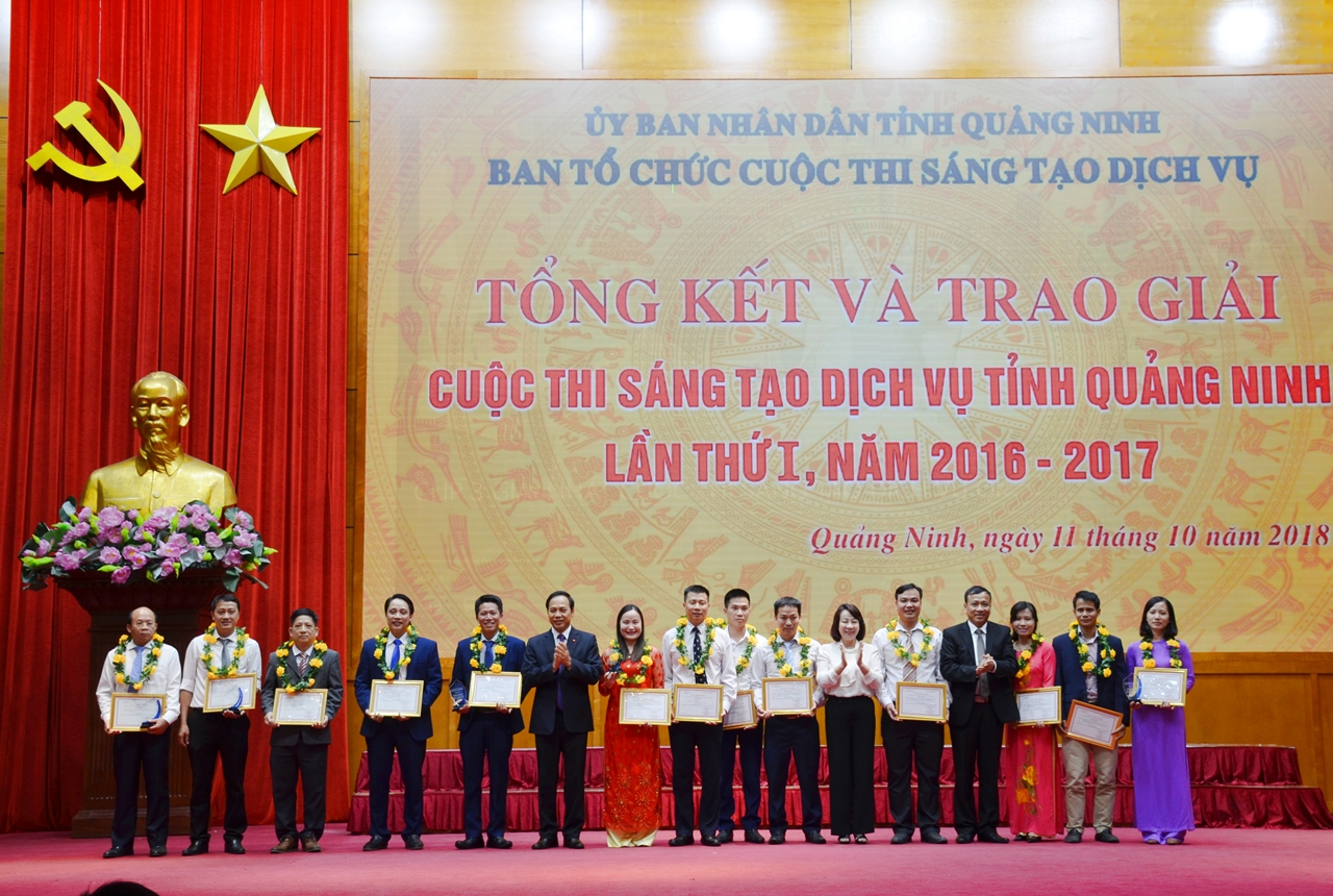 Ban Tổ chức Cuộc thi Sáng tạo Dịch vụ tỉnh Quảng Ninh lần thứ I, năm 2016-2017, trao 5 giải nhất cho các ý tưởng, đề tài, giải pháp xuất sắc ở các lĩnh vực.