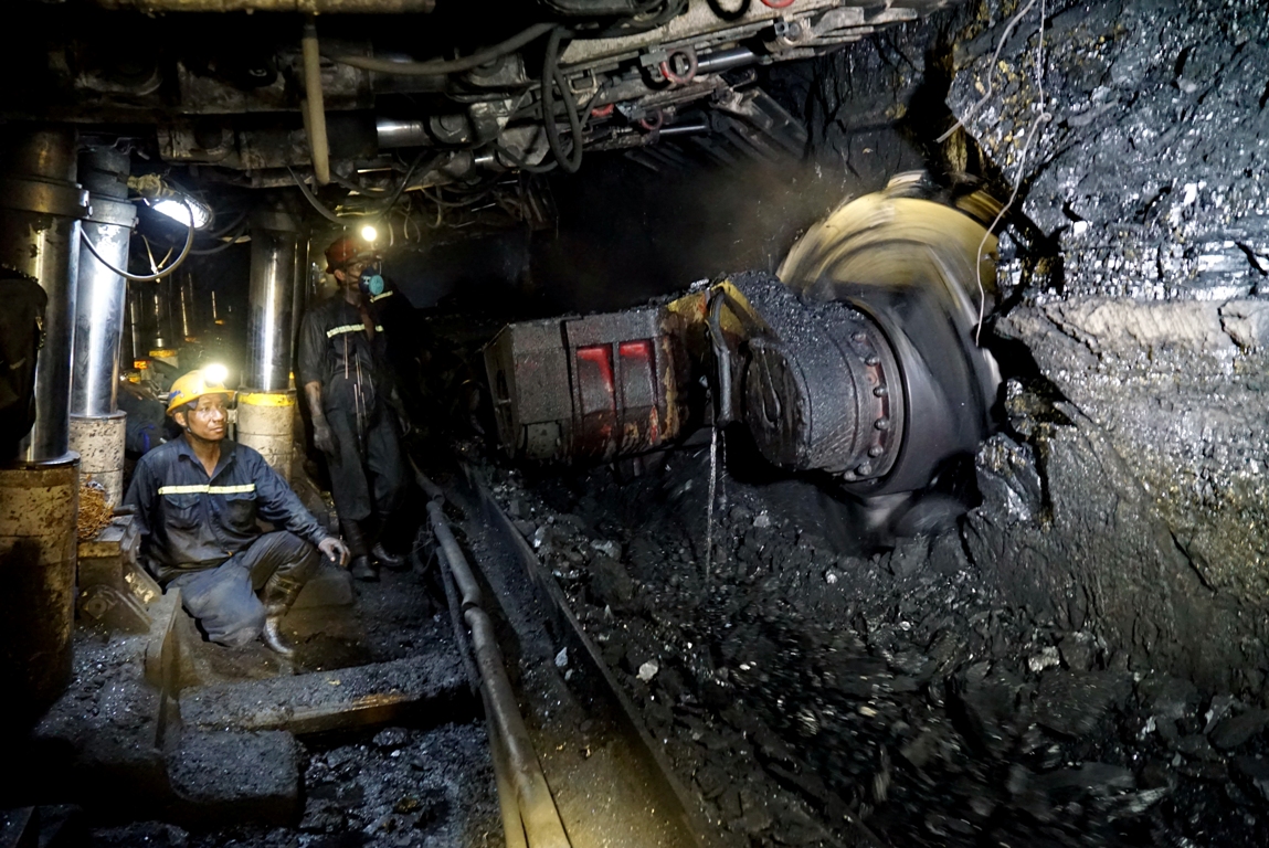 công nhân Công trường Cơ giới hóa Khai thác 2 (Công ty CP Than Hà Lầm) vẫn làm chủ công nghệ máy khấu than với năng suất 1,2 triệu tấn than/năm.