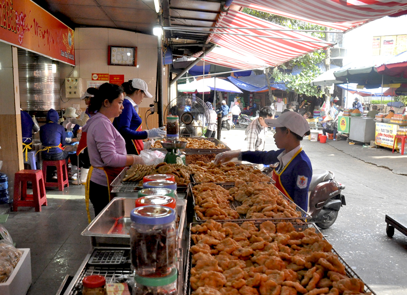 Chả mực Hạ Long lọt vào top 50 món ăn đặc sản nổi tiếng Việt Nam do Trung tâm Sách Kỷ lục Việt Nam ban hành.