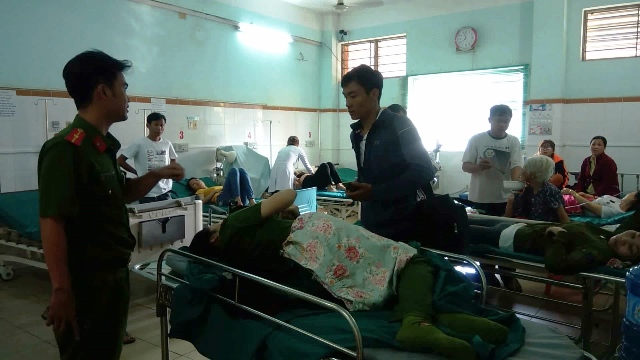Các nạn nhân được đưa đi cấp cứu tại Bệnh viện đa khoa khu vực Dầu Giây.