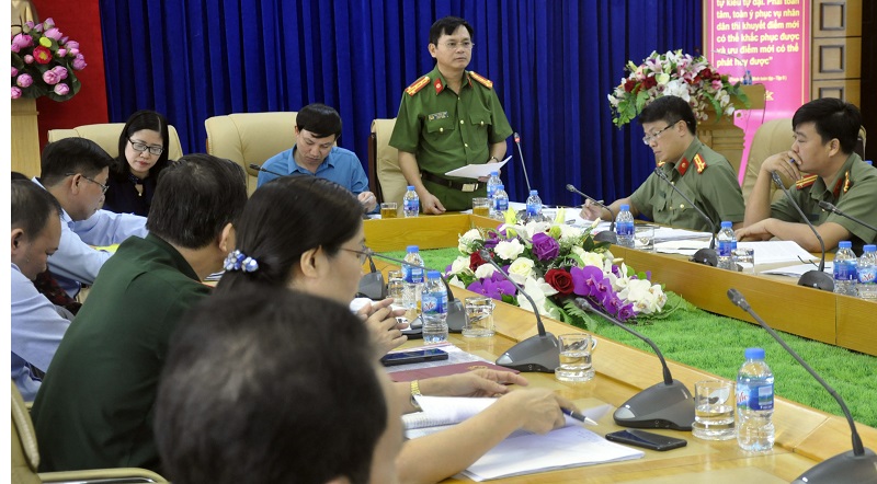 Đại táThái Hồng Công, Phó Giám đốc Công an tỉnh Quảng Ninh báo cáo thực hiện công tác đảm bảo ANTT của Công an tỉnh giai đoạn 2013-2017.